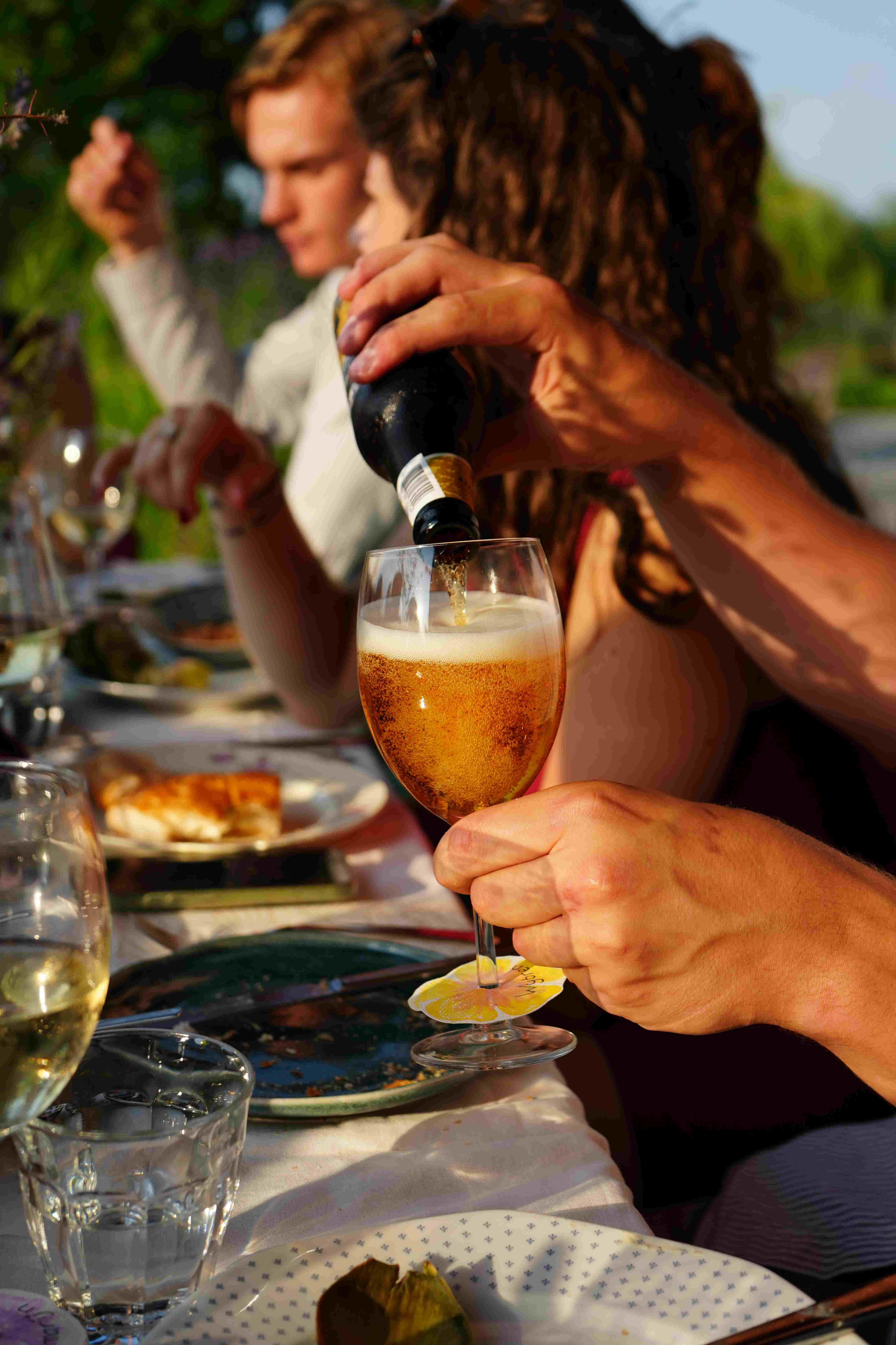 Sfeervolle foto van een 21 diner met een glas bier aan tafel