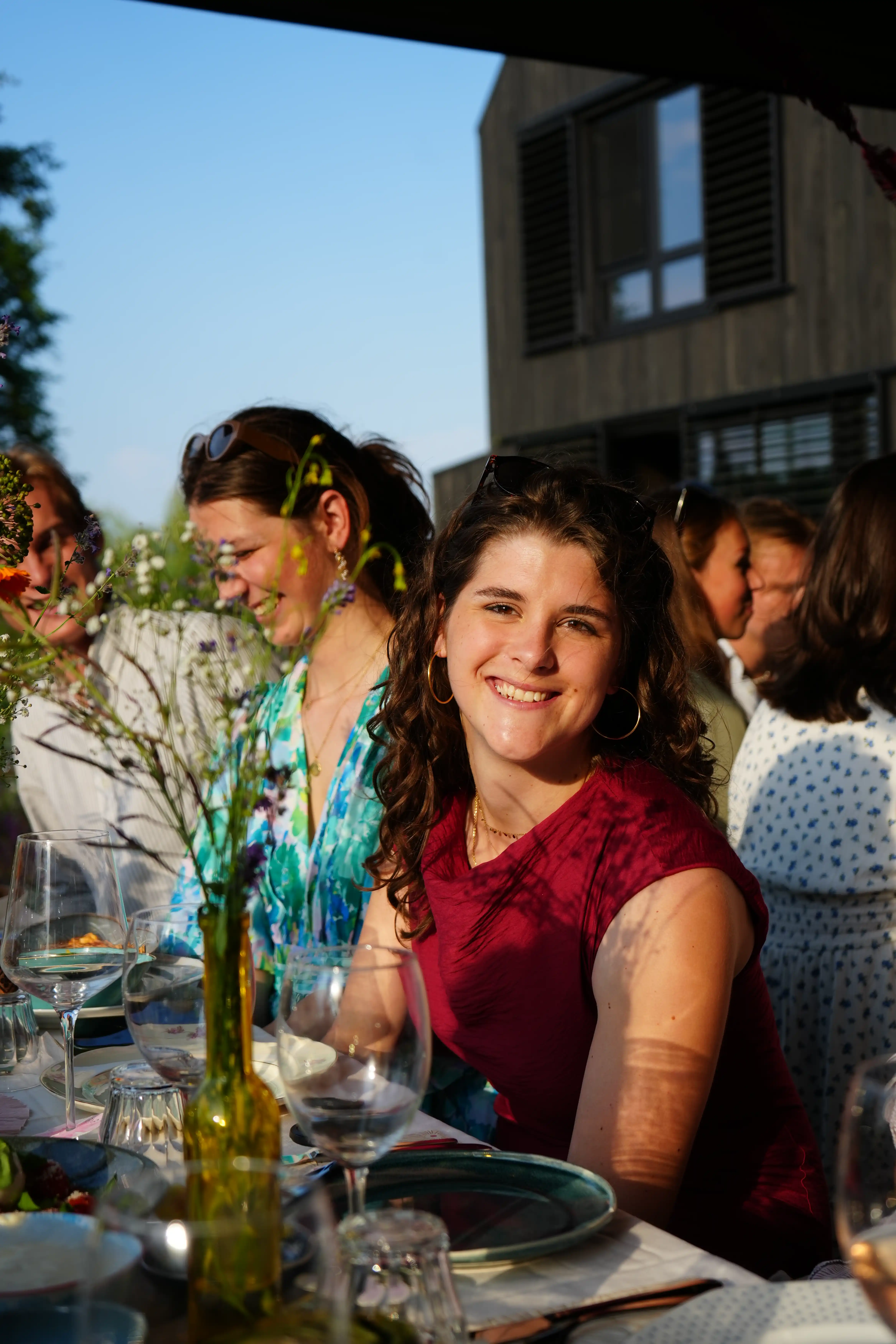 Portretfoto aan tafel tijdens een zonnig 21 diner
